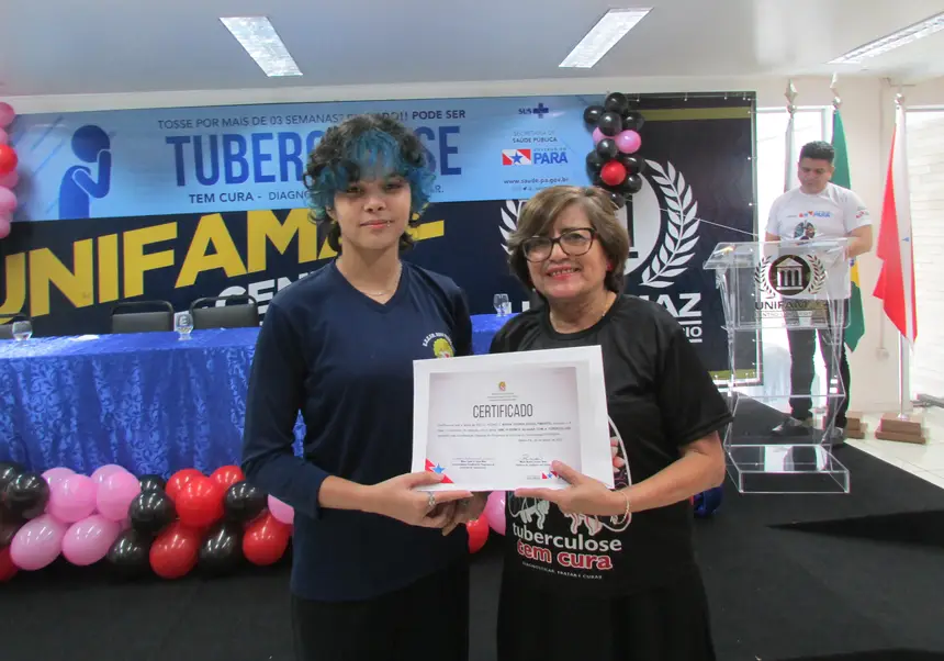 Izabel Souza, coordenora do Programa Estadual de Combate à Tuberculose e a estudante Vitória Pimentel