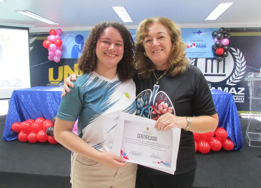 A assessora da Sespa, Lucia Helena, com a estudante Taiara Freitas
