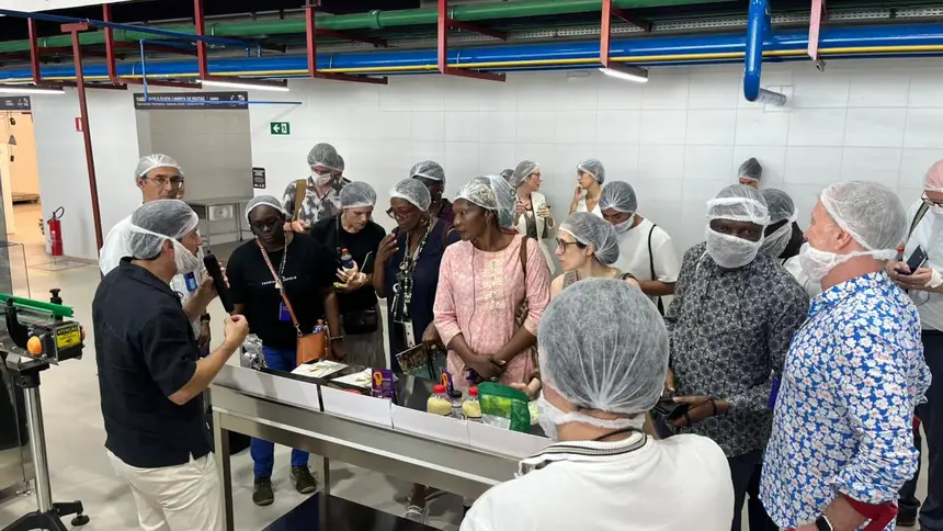 Delegação africana visitando o laboratório fábrica do Parque de Bioeconomia