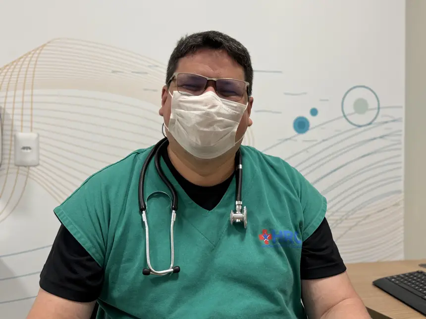 Médico clínico geral Luiz Frasão, que atua há oito anos no hospital