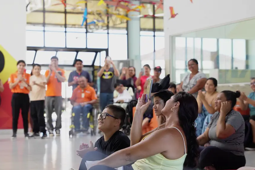 Público no CIIR acompanhando as apresentações que marcaram o encerramento de ciclos das oficinas