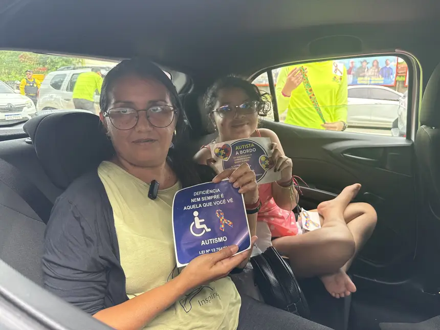 Junto com a filha autista, Kilvia Melo destacou os desafios ainda serem superados no trânsito 