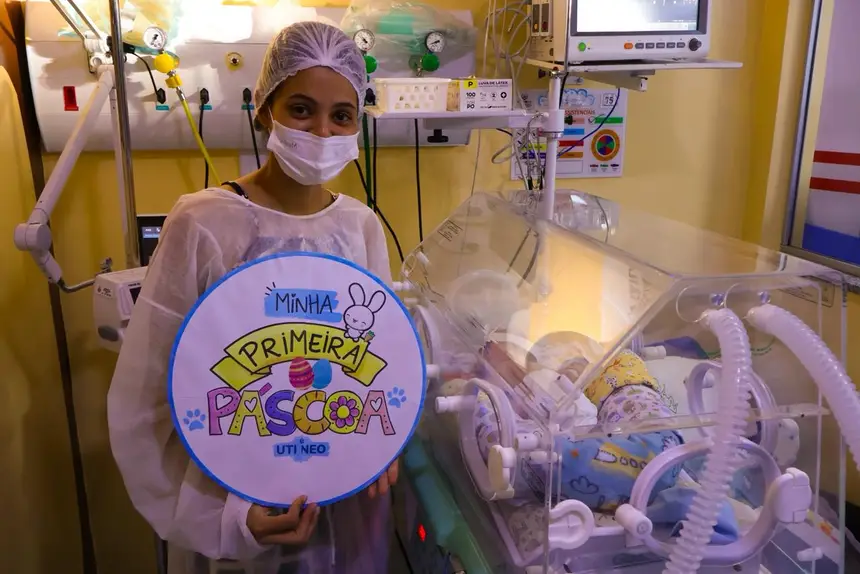 Ao lado do filho Jorge, de 13 dias de vida, Evelly Tainá participa do ensaio de Páscoa na UTI Neonatal do HGT