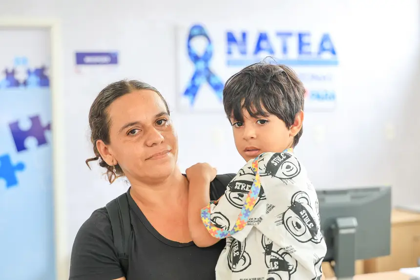 Cássia Araújo Farias - mãe atípica de suas crianças não verbal