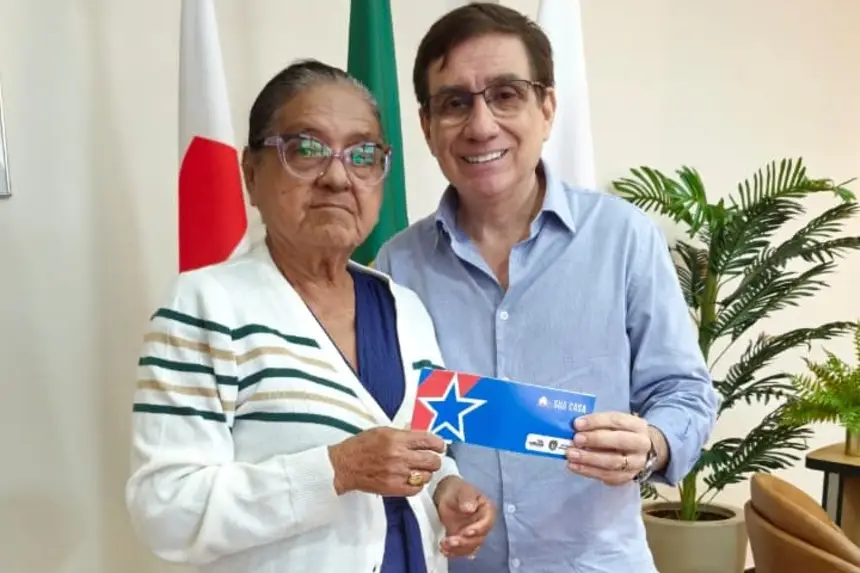 Diretor - Presidente da Cohab entrega benefício habitacional para idosa