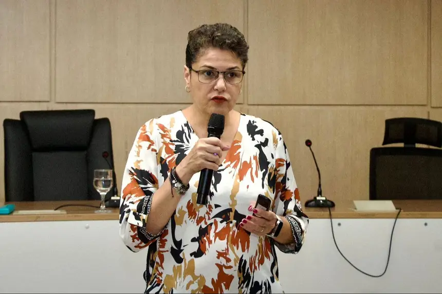 A farmacêutica Mônica Lenzi, ministrante do treinamento