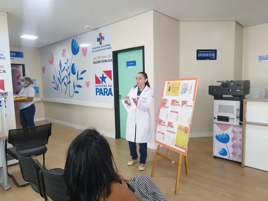 Enfermeira do Núcleo de Educação Permanente (NEP) conduz palestra sobre sintomas, formas de transmissão e prevenção da Doença de Chagas