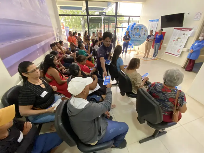 Entrega de panfletos informativos aos usuários e acompanhantes sobre  Segurança do Paciente