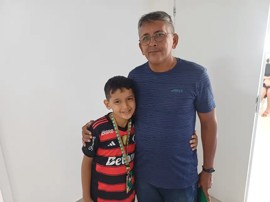 Fernando Ribeiro Bentes, de 49 anos, com seu filho Davi Luiz, de 10 anos