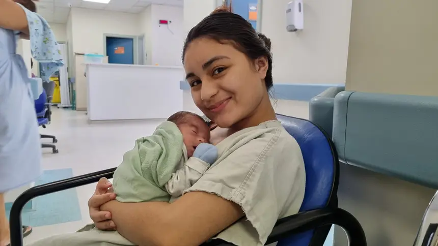 A jovem Juliana de Jesus, de 18 anos, mãe do pequeno Henry, prematuro de 29 semanas