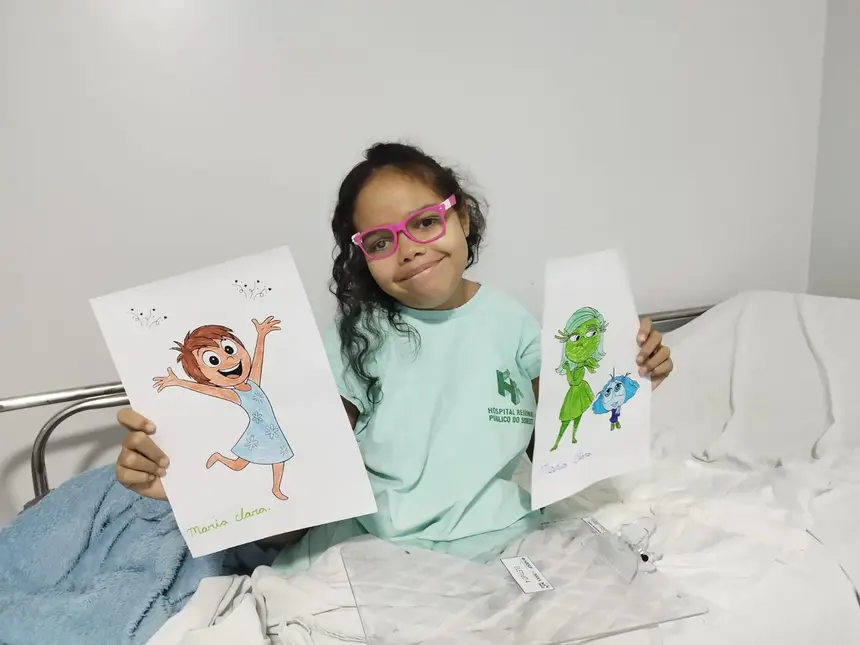 Paciente participa de atividade de pintura durante internação, promovendo expressão e bem-estar emocional.