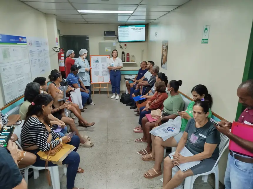 Projeto “Saúde em Foco” transforma o tempo de espera em oportunidade de aprendizado e orientação em saúde.