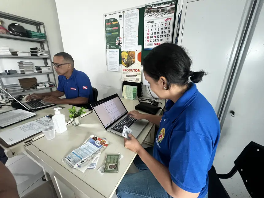 Servidores cadastraram um logo os criadores de abelhas