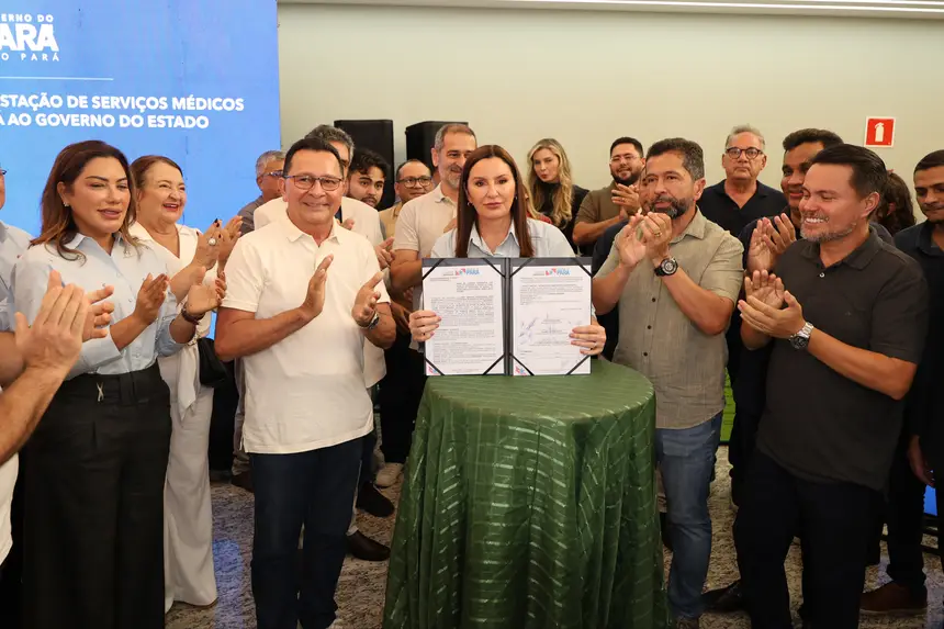 Governadora Hana Ghassan após a assinatura do contrato para ampliar o atendimento especializado no Oeste paraense