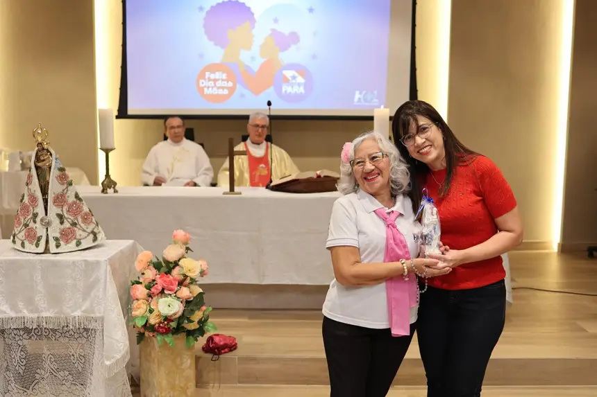 Dona Maria Rita, Paciente do HOL em momento de homenagem à Coordenadora da Humanização, Michelle Azevedo