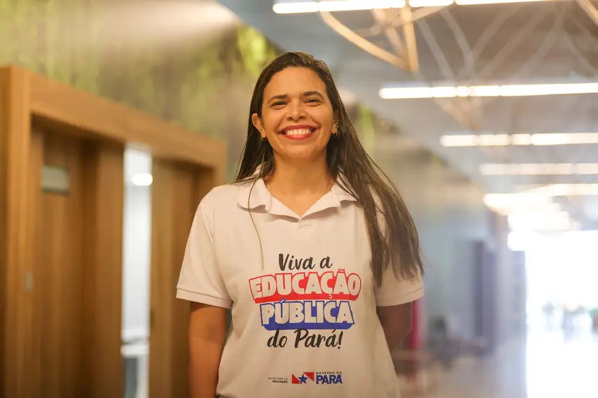 A primeira foi a Silvaney Ferreira,  diretora de Ensino Fundamental II e Ensino Médio (DIEFEM) <div class='credito_fotos'>Foto: Bruno Cruz / Ag. Pará &nbsp;&nbsp;|&nbsp;&nbsp; <a href='/midias/2026/originais/20260514115043-GF00027080-F00520934.jpg' download><i class='fa-solid fa-download'></i> Download</a></div>