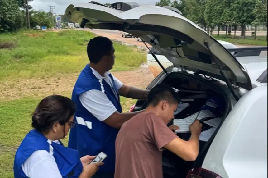 Autos de infração sendo emitidos após vistoria dos controladores da Artran