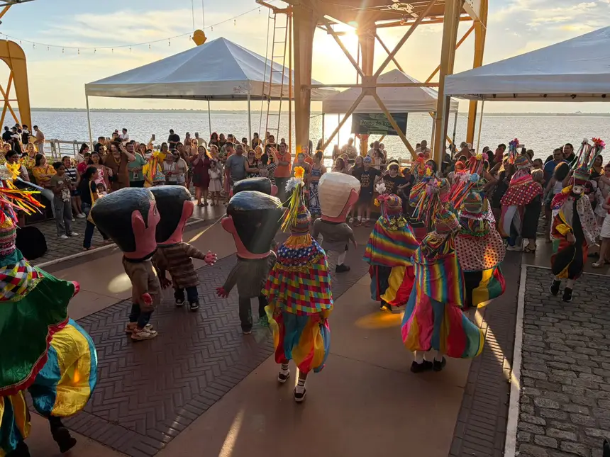 Boi Veludinho e os tradicionais cabeçudos e pierrôs, personagens marcantes dos bois de máscara do Pará