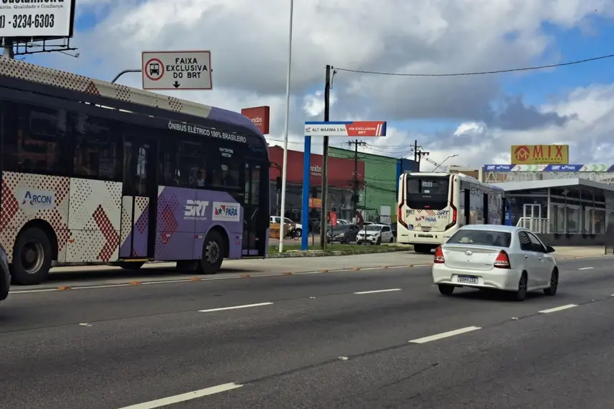 Veículos não autorizados devem respeitar a sinalização que proibe o uso da faixa exclsuiva do BRT