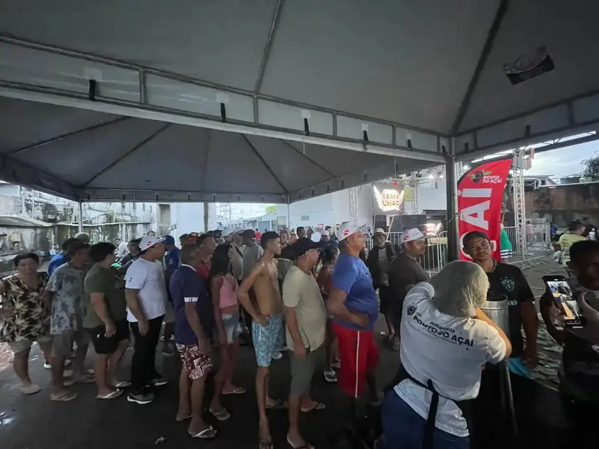 Muita gente prestigiou na última edição o tradicional "avuado" com distribuição gratuita de açaí com peixe frito