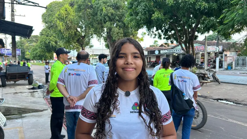     Estudante Rycaelly Maria atua em ação de conscientização no trânsito.