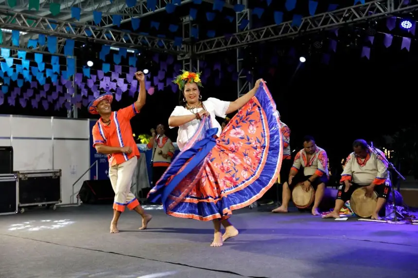 Folguedos se apresentando na Praça do Povov (FCP)