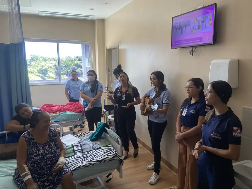 Integrantes do grupo de trabalho de humanização GTH, levam musicoterapia aos leitos da internação 