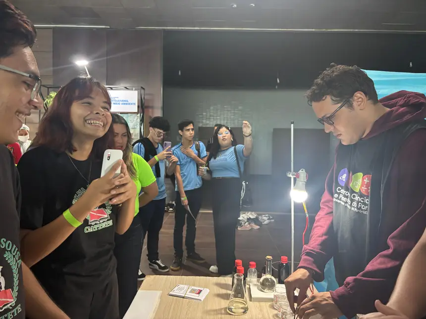 Na área da Química, o público poderá acompanhar a demonstração de soluções eletrolíticas, experimento que evidencia a condução de corrente elétrica em diferentes substâncias.