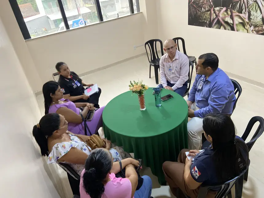 Momento de escuta acolhedora em diálogo humanizado entre diretoria executiva e usuários.