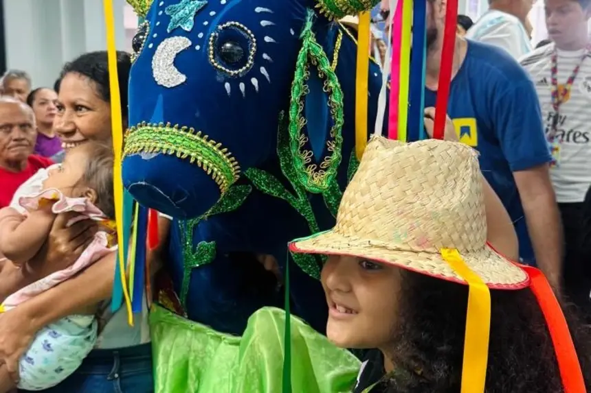 A pequena Yara Carolina ficou entusiasmada com a visita do cortejo 