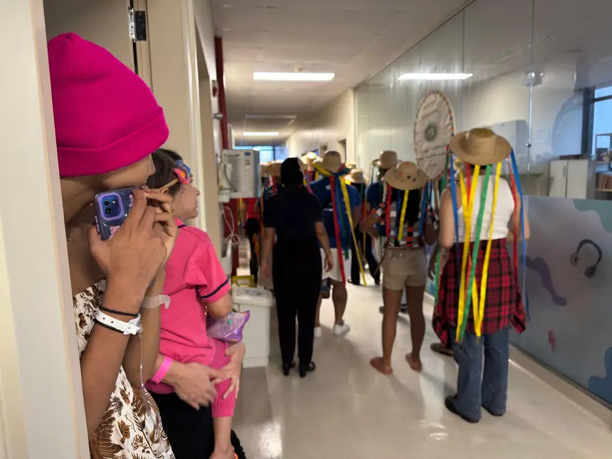 Pacientes, familiares e profissionais acompanharam o cortejo do Arrastão do Pavulagem, que transformou o ambiente hospitalar em um espaço de celebração da cultura amazônica