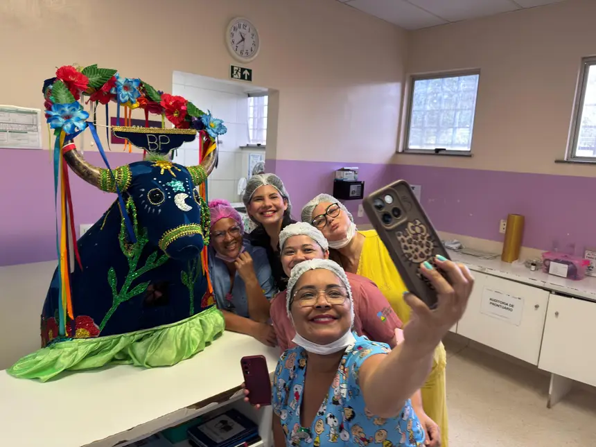 Ao som de tambores e toadas tradicionais, o Boi Pavulagem promoveu momentos de interação também entre os colaboradores da unidade