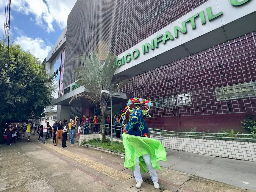 A presença do Boi Pavulagem despertou sorrisos e encantamento entre pacientes e acompanhantes durante a programação junina do hospital