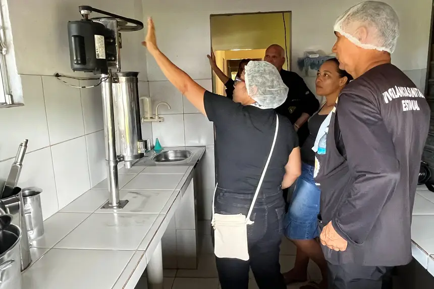 Equipes orientando sobre as medidas higiênico sanitárias dos pontos de açaí 