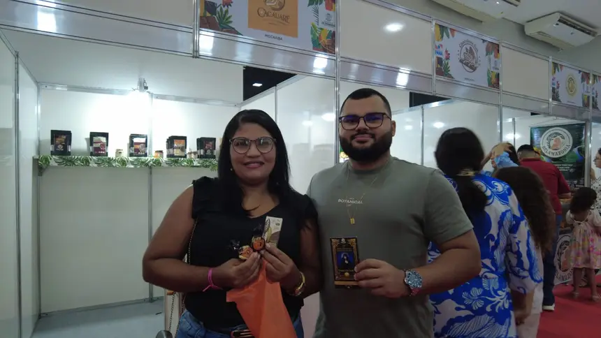 Mãe e filho aprovaram o festival e compraram chocolate produzido em Mocajuba