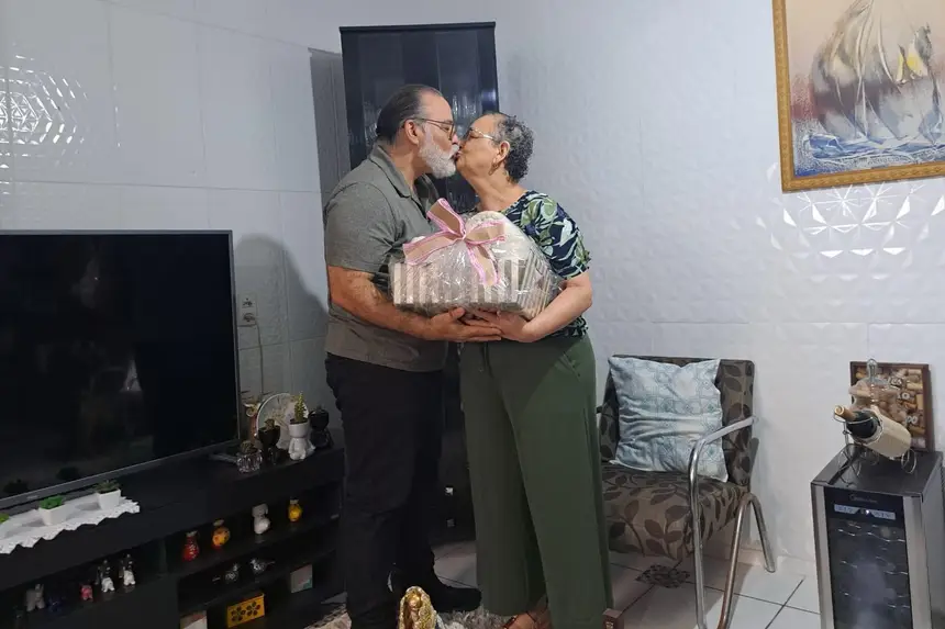 Alzinei Simor com sua esposa Dalmira Simor celebrando o Dia dos Namorados e vencendo os desafios da vida juntos. 