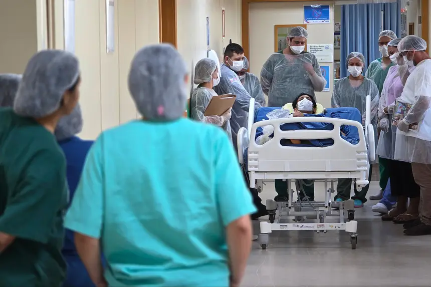 Profissionais do HRAS acompanham e conduzem a transferência do paciente para a enfermaria