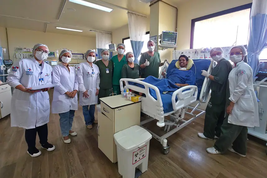 Equipe multiprofissional do HRAS celebrou a recuperação de Ruan