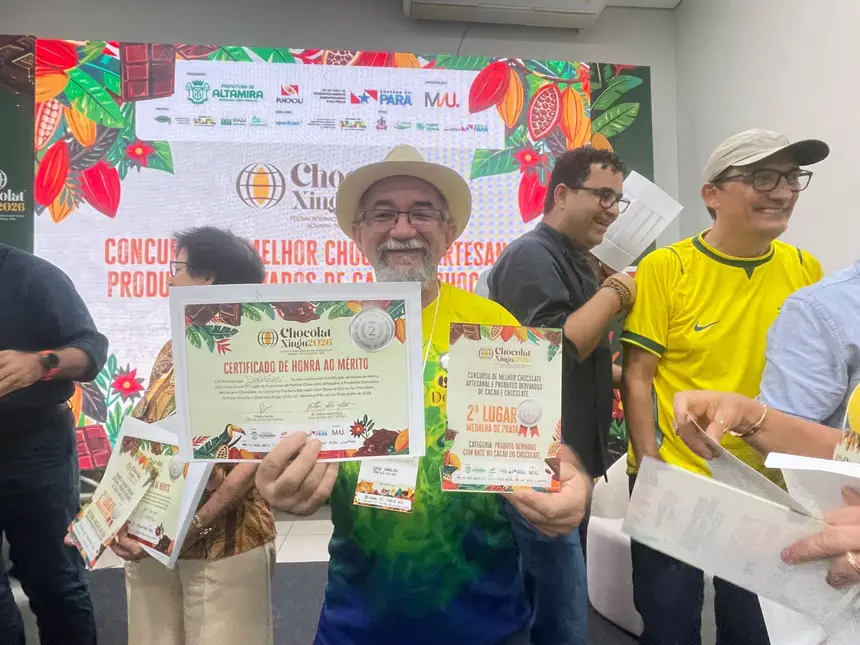 O representante da Doralícias Chocolate , de Alramira, exibe a premiação conquistada no concurso