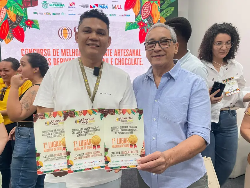 O coordenador do festival pela Sedap, Ivaldo Santana (de azul), ao lado de Antônio  Sena, do Baixo Tocantins, que levou três prêmios no concurso de melhor chocolate.