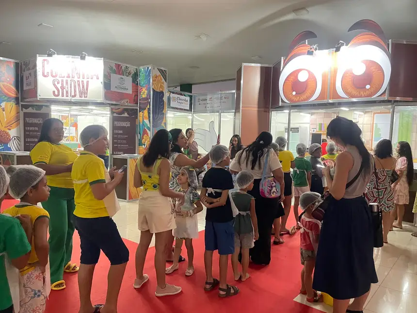 As crianças participam do cozinha kids