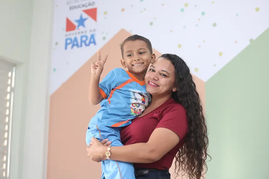Maria Souza, mãe do pequeno Jaaziel, conferiu as novas instalações e celebrou a chegada de um ambiente seguro para o desenvolvimento do filho