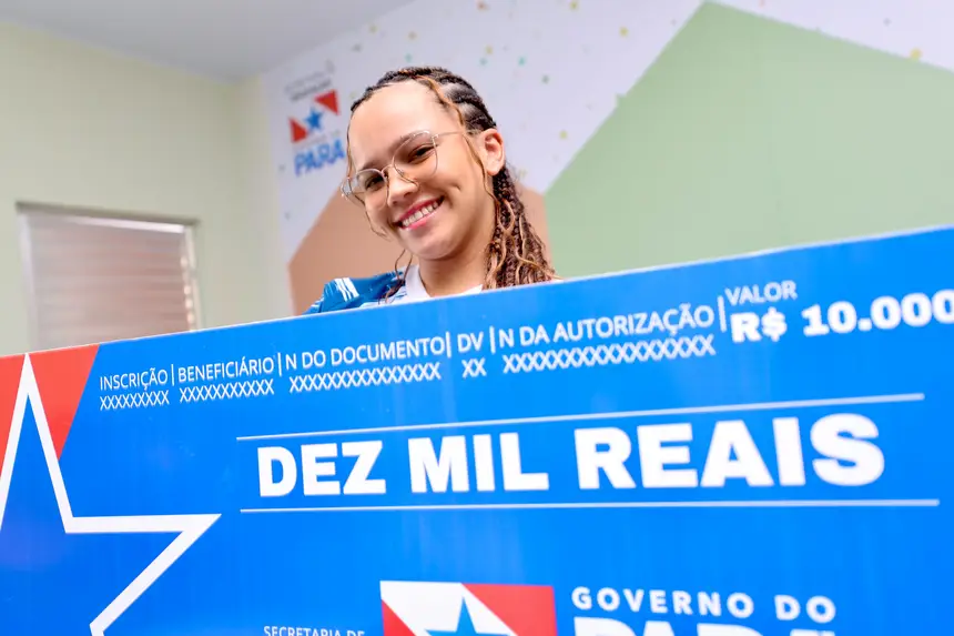 A estudante Aurislane Oliveira se emociona ao receber o benefício do programa Bora Estudar após ser premiada por seu desempenho escolar