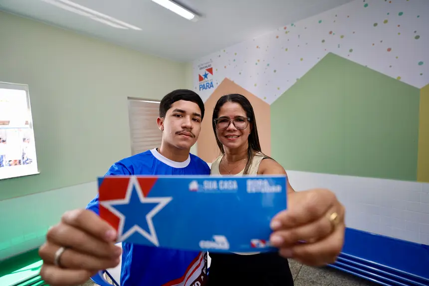 O estudante Gustavo Silva Oliveira, ao lado da mãe, Rosineide Abreu, exibe o prêmio do Bora Estudar e destaca o incentivo que o programa traz para a dedicação aos estudos em Concórdia do Pará