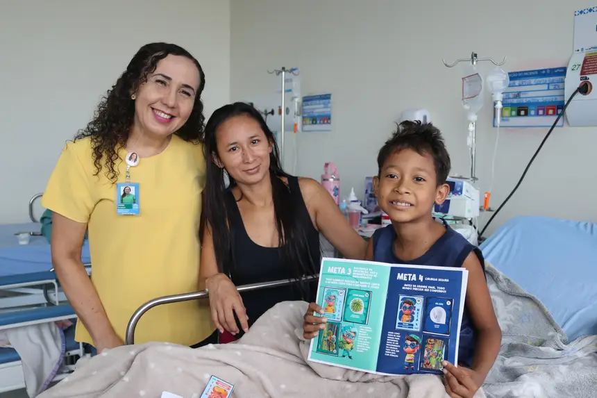 Enfermeira Sabrina com acompanhante e paciente