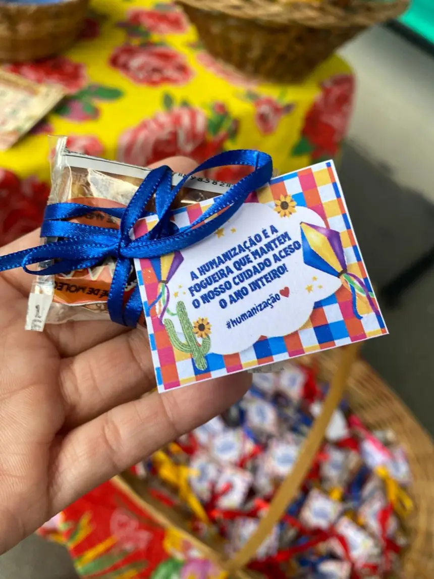 Lembranças distribuídas aos participantes destacaram a importância do acolhimento e do cuidado durante todo o ano