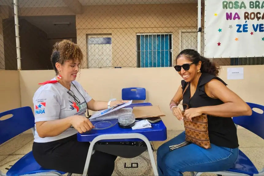 Carol Lobato, coordenadora de Cidadania da Seju (à esq.), destaca o aperfeiçoamento do atendimento prestado