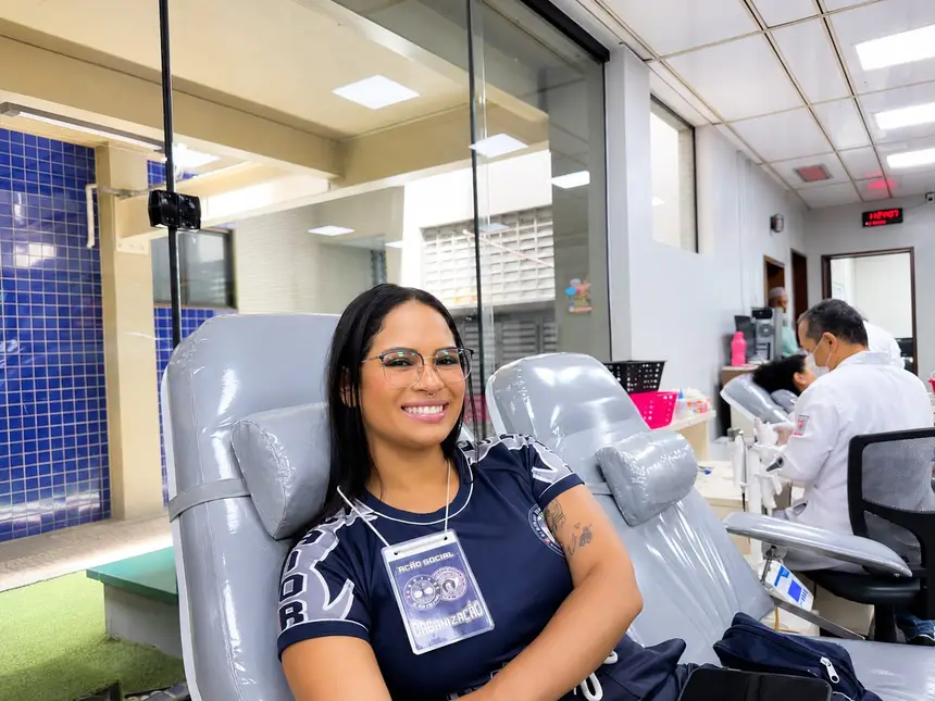 Isamara Santos torcedora e servidora do hol doando sangue. 