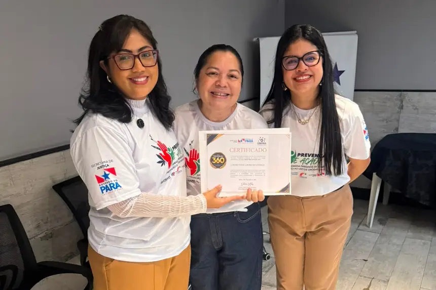 A secretária de Justiça, Natália Matos (à esq.), entrega certificado a uma das homenageadas no evento