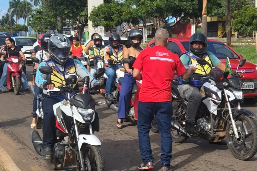 Blitz Educativa sensibilizou quem passava na Avenida Veridiano Cardoso
